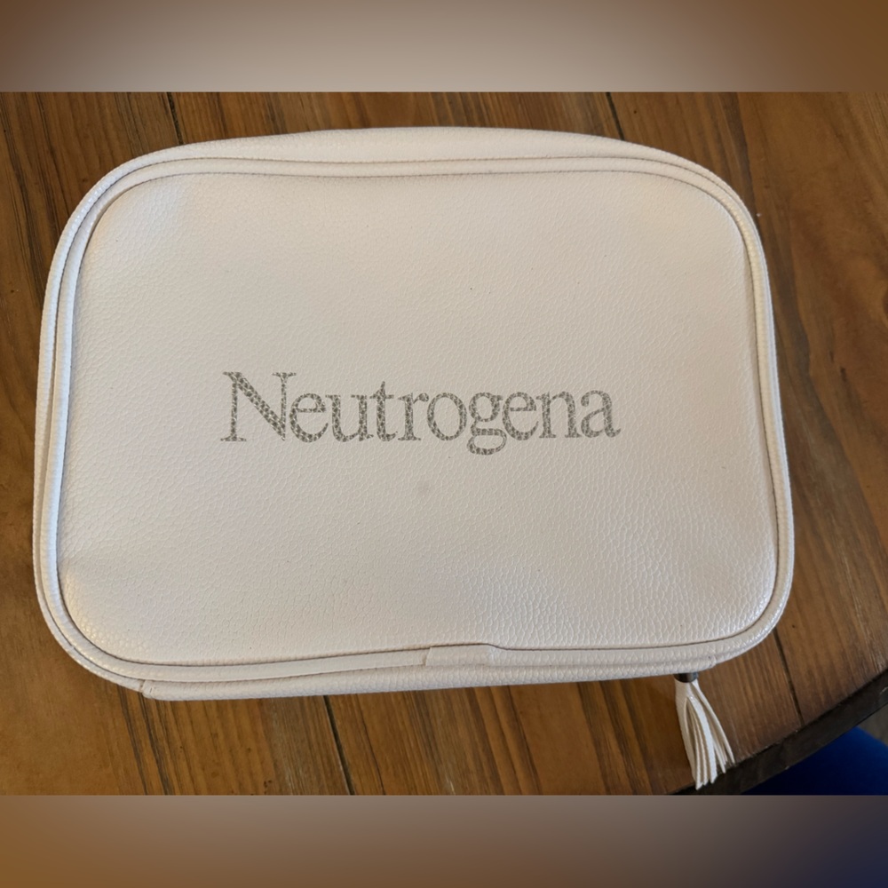 Neutrogena travel case. Two large zippers sided. Closure with tassel key